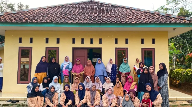 Edukasi Fikih Shalat dan Haid, Mahasiswa KKN UNUGHA Gelar Pengajian di Matenggeng