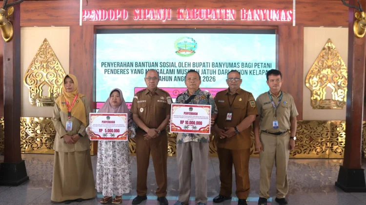 Pemkab Banyumas Salurkan Bansos kepada 26 Penderes Gula Kelapa