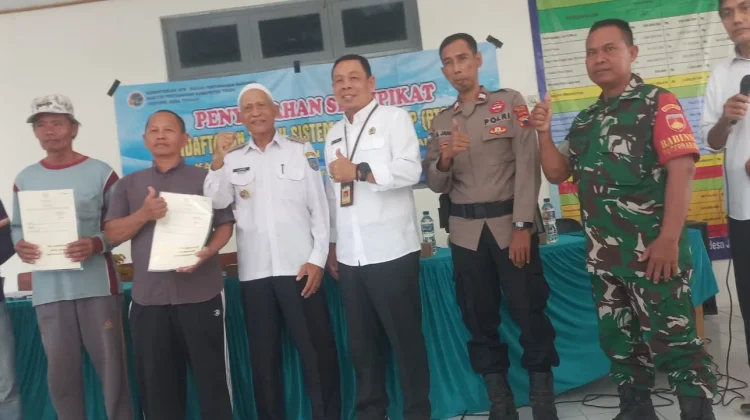 Polri Kawal Penyerahan Sertifikat PTSL kepada Warga Desa Jatiwangi