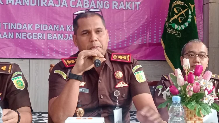 Kejari Banjarnegara Menahan Tersangka Korupsi BPR BKK Mandiraja