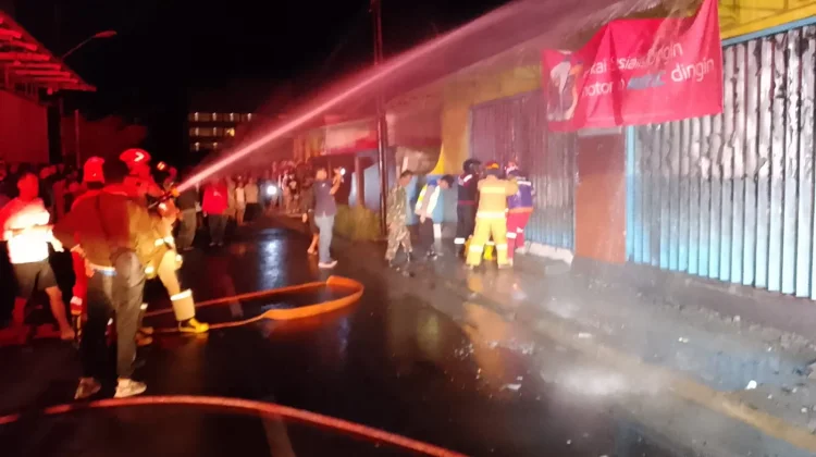 Bengkel Motor di Jalan Tendean Cilacap Terbakar, 10 Armada Damkar Dikerahkan