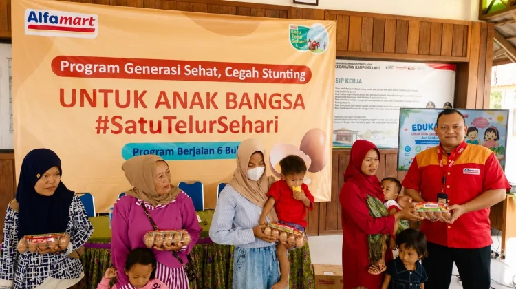 Peringati Hari Anak Nasional, Alfamart Bagikan Telur untuk Balita di Kampung Laut