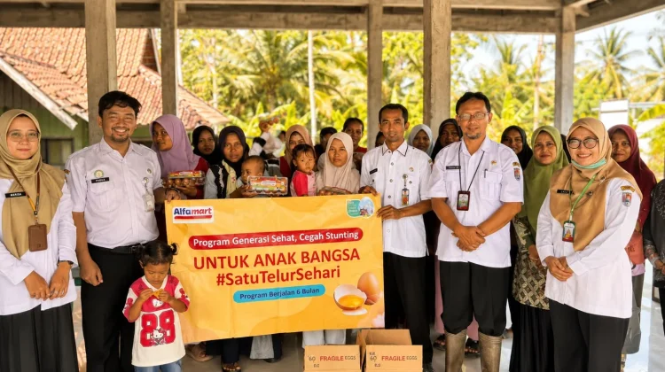 Peringati Hari Anak Nasional, Alfamart Bagikan Telur untuk Balita di Kampung Laut