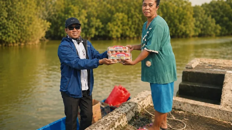 Peringati Hari Anak Nasional, Alfamart Bagikan Telur untuk Balita di Kampung Laut