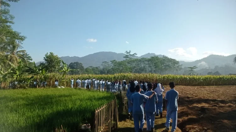 Jumat Sehat, Siswa SMAN 1 Sigaluh Belajar dari Lingkungan dan Masyarakat