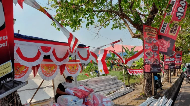 Jelang HUT RI, Penjual Bendera Mulai Bertebaran di Banyumas