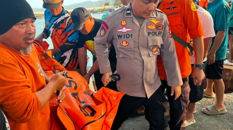 Terbalik di Teluk Penyu, AKB Kapal Pendi Jaya Dievakuasi Basarnas Cilacap