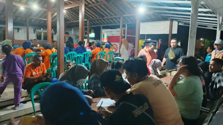 Mahasiswa KKN UNUGHA Turut Sukseskan Donor Darah Sukarela di Desa Kedunggude