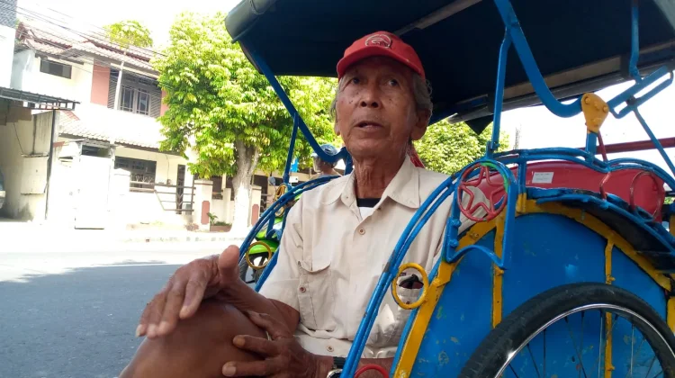 Empat Dekade Mengayuh Becak, Bertahan Ditengah Perubahan Zaman