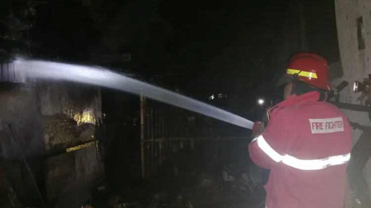 Tinggalkan Tungku Masih Menyala, Rumah di Adipala Nyaris Ludes Terbakar