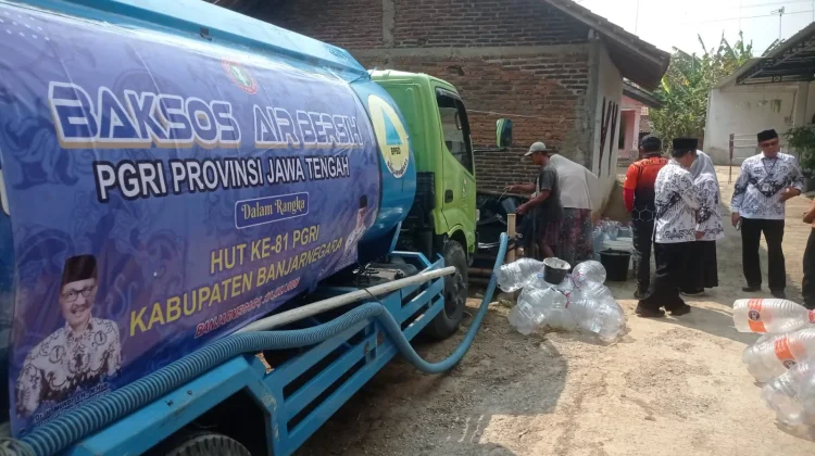 PGRI Jateng Salurkan 65 Tangki Air Bersih untuk Bantu Kekeringan di Banjarnegara
