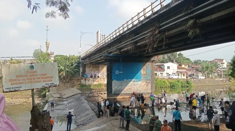 Warga Bersama TNI, Polri, dan DLH Banyumas Bersihkan Aliran Sungai Banjaran