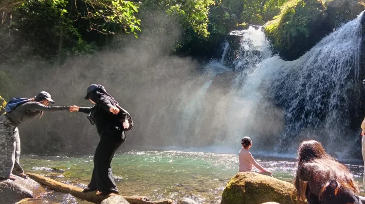 Curug Ambyar Kian Viral Berkat Daya Tarik Ayunan Ikonik