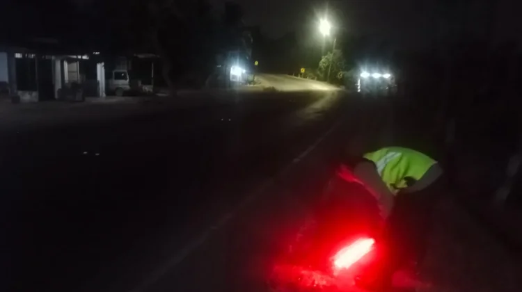 Warga Lapor Call Center 110, Polresta Cilacap Bersihkan Tumpahan Solar di Wanareja