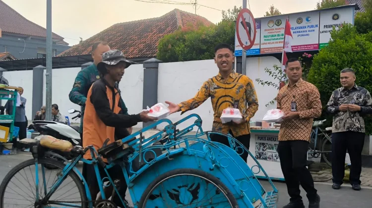 Jumat Berkah, Lapas Brebes Bagikan Puluhan Nasi Kotak