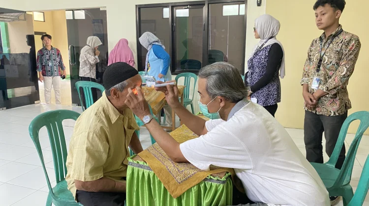 Mahasiswa KKN UIN Saizu Gelar Skrining Katarak Gratis