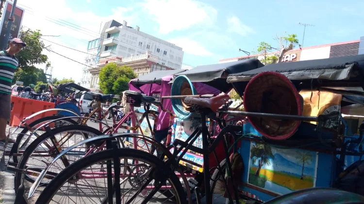 Pilihan Transportasi Bertambah, Pendapatan Tukang Becak Menurun