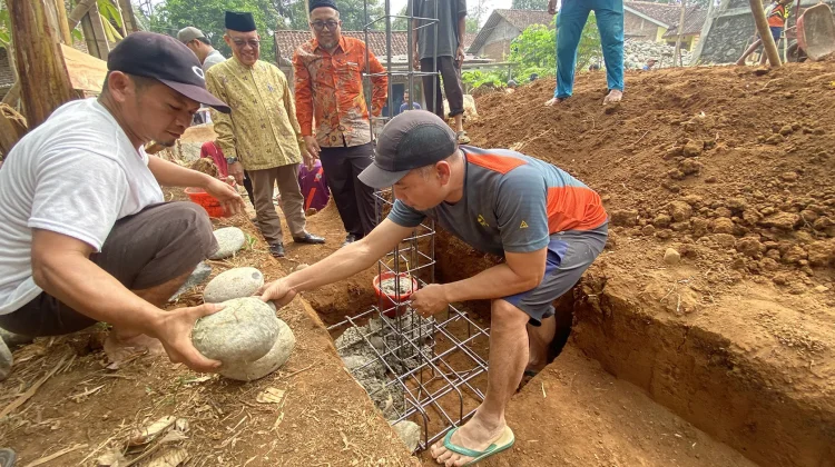 Gotong Royong Awali Pembangunan Masjid Baitur Rohman