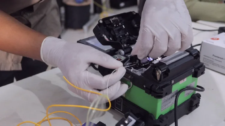 Mengenal Fusion Splicer, Alat Wajib bagi Teknisi Fiber Optik