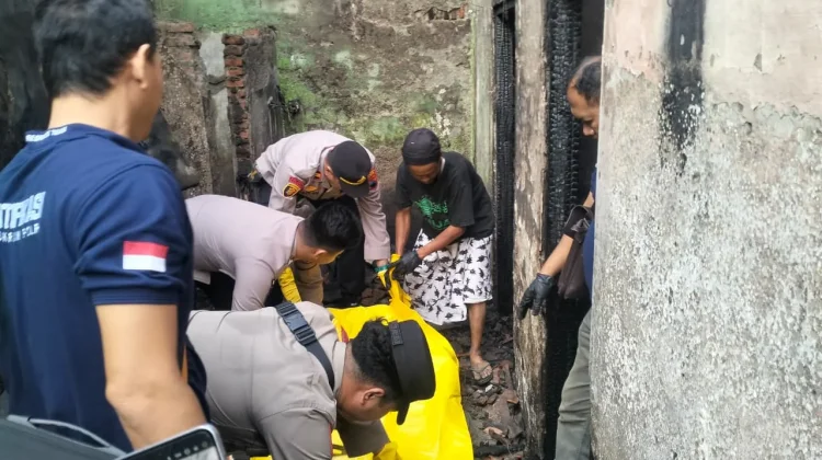 Polisi Lakukan Penanganan Kebakaran Rumah di Dukuhturi