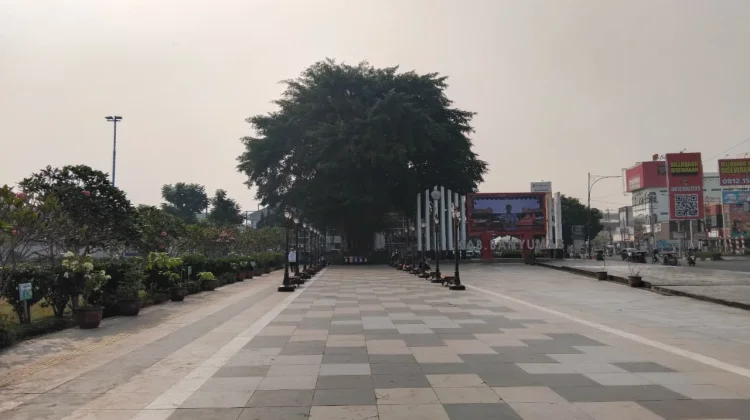DLH Banyumas Gandeng PKL Rutin Rawat Alun-Alun Purwokerto