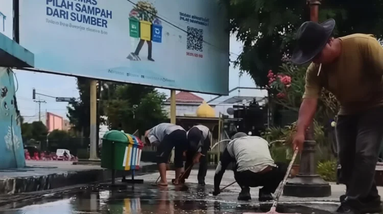 DLH Libatkan PKL Edukasi Pengunjung Alun-Alun Purwokerto Untuk Jaga Kebersihan