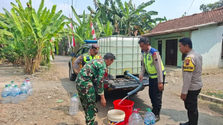 Polsek Kemangkon Salurkan Bantuan Air Bersih untuk Warga Desa Kalialang