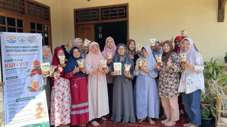 Tim PKM UNU Purwokerto Latih Warga Desa Lesmana Olah Kunyit Bubuk
