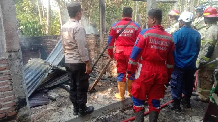 Pembakaran Sampah Diduga Picu Kebakaran Gudang Furniture di Kebumen