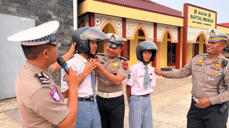 Jadi Inspektur Upacara di Sekolah, Satlantas Polres Purbalingga Sampaikan Pesan