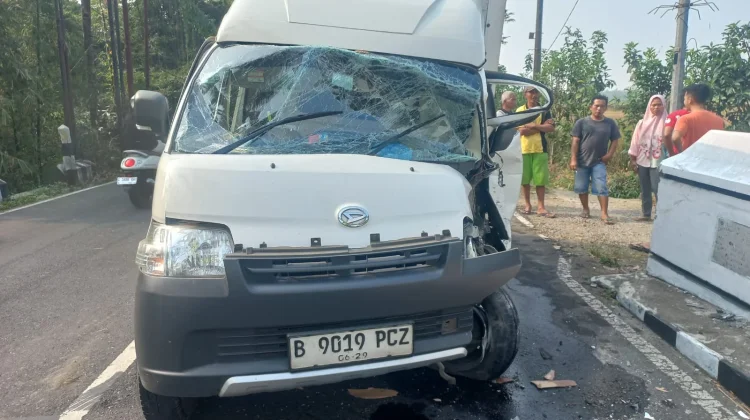 Mobil Tabrak Jembatan di Bobotsari, Polisi Periksa TKP