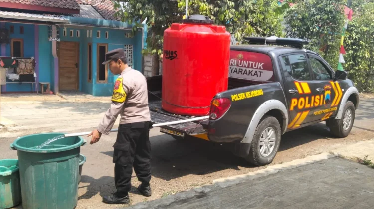 Polsek Kejobong Salurkan Air Bersih di Desa Gumiwang