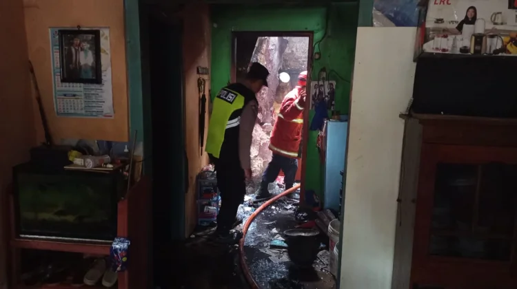 Rumah Warga Kebakaran, Polsek Mrebet Turun Tangan