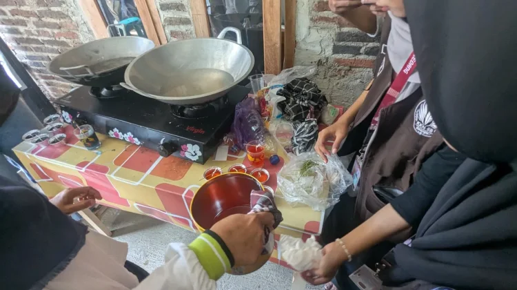 Mahasiswa KKN UIN Saizu Latih Warga Bikin Lilin Aromaterapi dari Minyak Jelantah