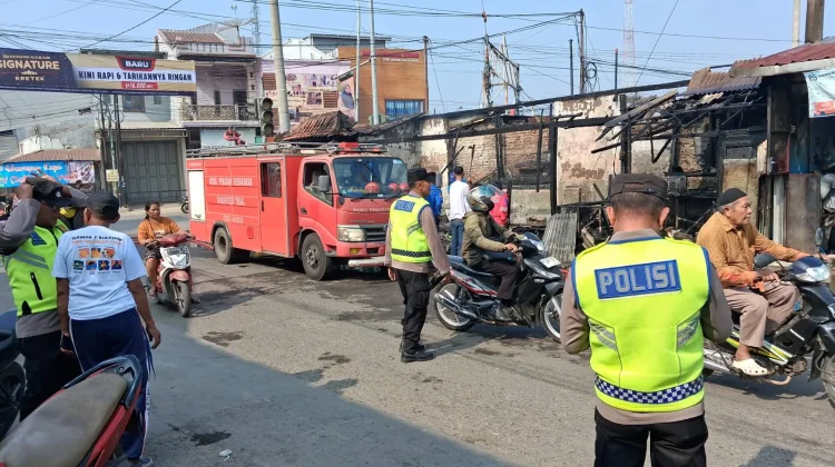 Polri Respons Cepat Tangani Kebakaran Dua Warung di Margasari