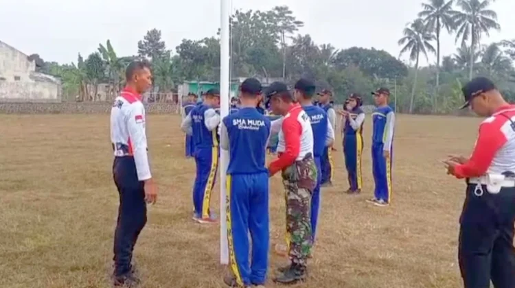 Polsek Bobotsari Latih Paskibra Kecamatan Jelang Upacara Hari Kemerdekaan