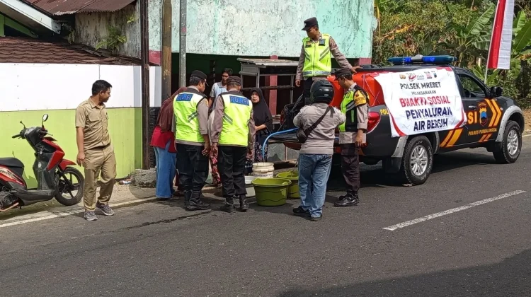 Polsek Mrebet Salurkan 2.000 Liter Air Bersih untuk Warga Sangkanayu