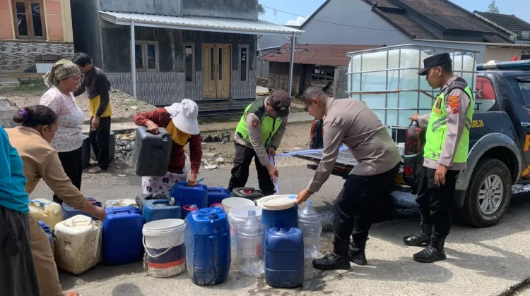 Polsek Karangreja Kirim 1.000 Liter Air Bersih untuk Warga Terdampak Kekeringan