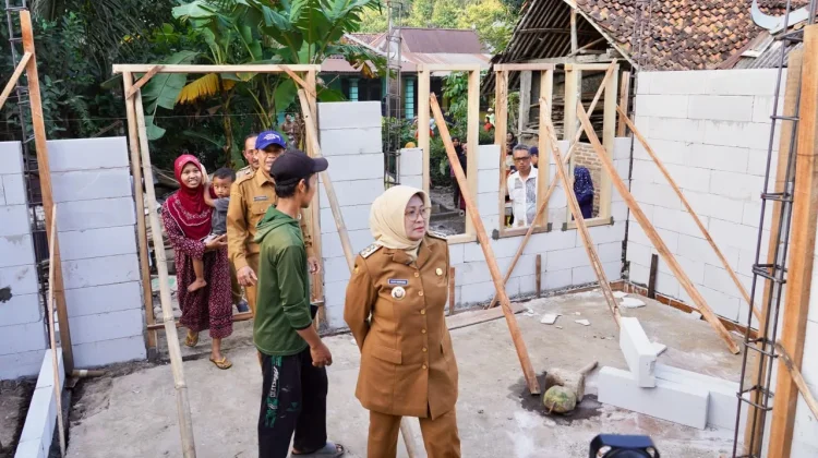 Bupati Cek Tiga Titik Bedah Rumah di Kebumen, Pastikan Hunian Layak bagi Warga
