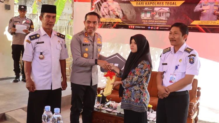 Penyerahan Kunci Rumah Hasil Rehab Wujud Kepedulian Polri untuk Masyarakat