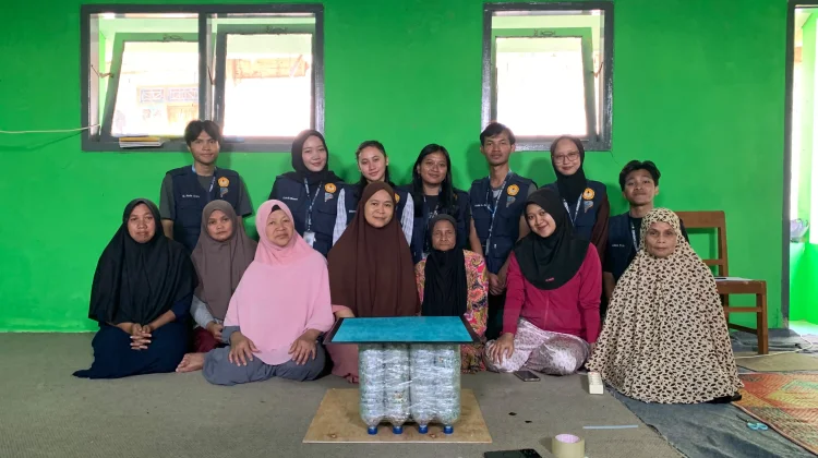 Mahasiswa KKN Unsoed Dorong Pengelolaan Sampah Melalui Program Ecobrick