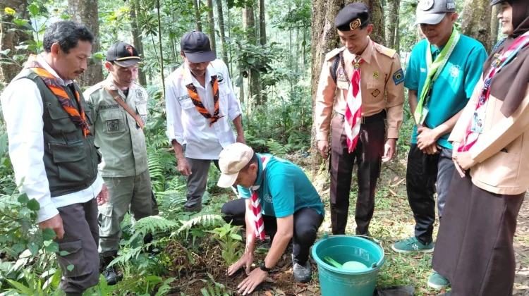 Pramuka UIN Saizu Tanam 150 Pohon di Curug Gomblang