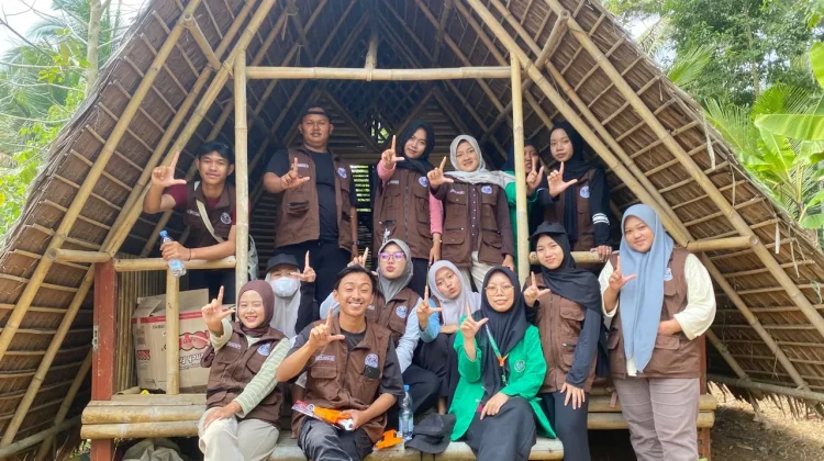KKN 144 UIN Saizu Bangun 'Saung Literasi' untuk Anak Desa Bojong