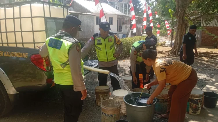 Polsek Kaligondang Salurkan 1.200 Liter Air Bersih ke Desa Pagerandong