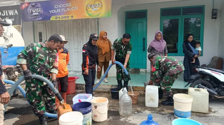 Koramil Paguyangan Salurkan Air Bersih untuk 250 KK Terdampak Kekeringan