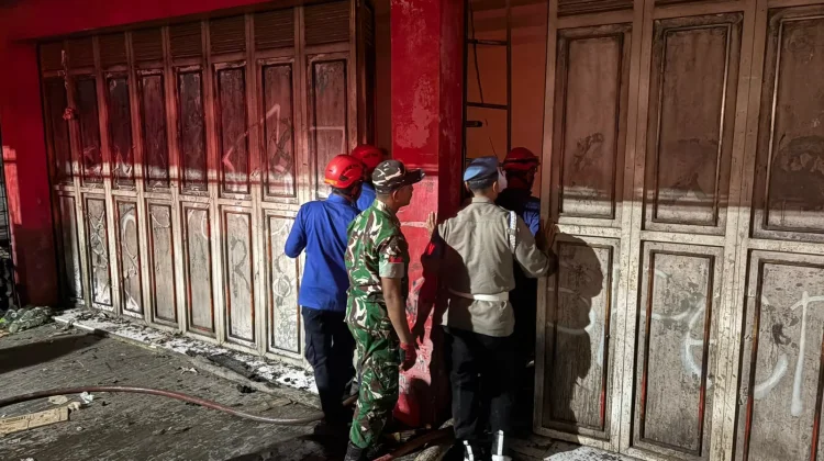 Polri Tangani Kebakaran Toko dan Gudang Sembako di Balapulang