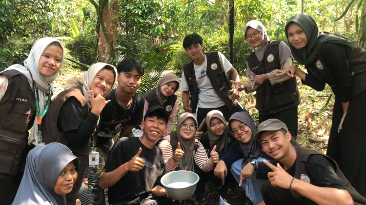 Biopori Galon Bekas Jadi Inovasi Penghijauan Desa Plana