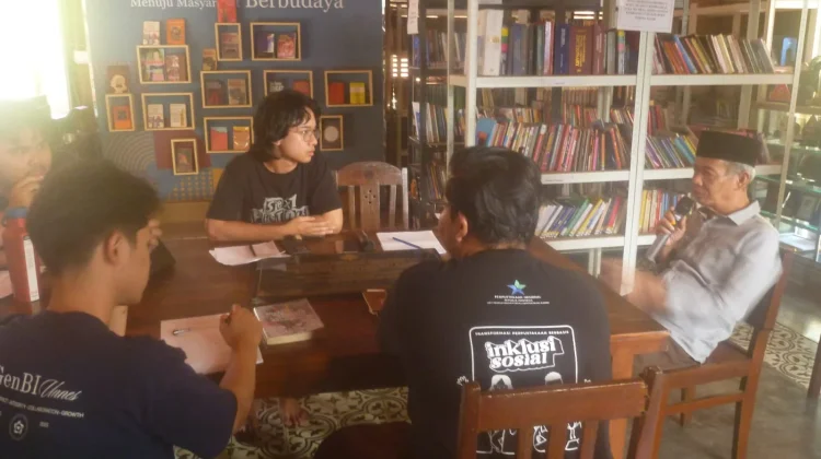 10 Mahasiswa dari Berbagai Daerah Belajar Menulis Sastra Bersama Ahmad Tohari