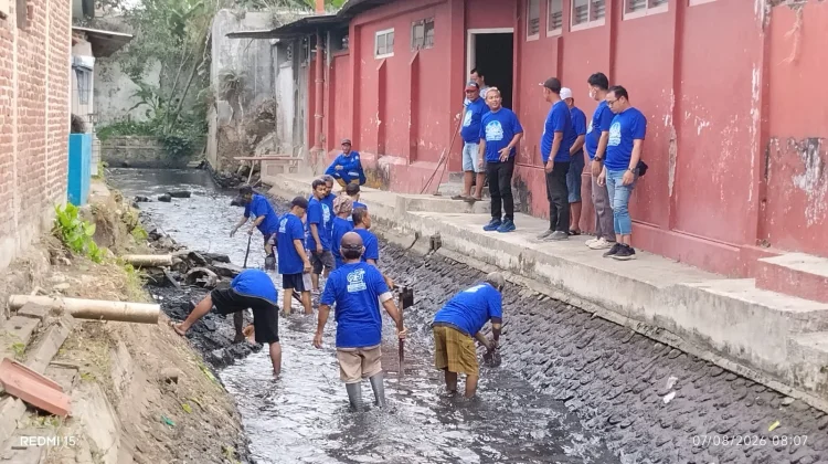 Cegah Pendangkalan Sungai, Demokrat Banyumas Keruk 50 Kubik Sedimen Sokaraja