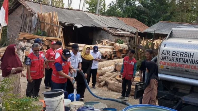 PMI Cilacap Salurkan 375 Ribu Liter Air Bersih untuk Warga Terdampak Kekeringan